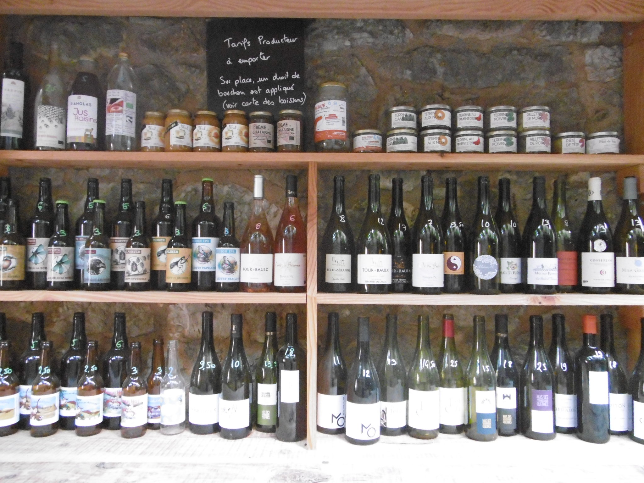 Notre espace cave à vin, bières, produits locaux, à emporter à prix producteur